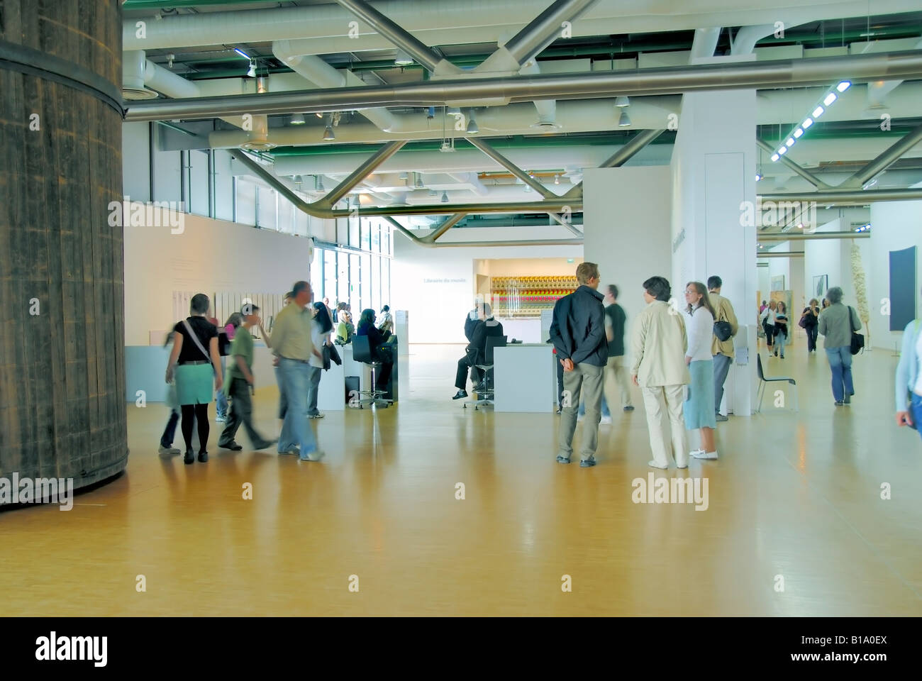 Paris France, foule touristes personnes visitant l'intérieur du Centre George Pompidou Beaubourg, Musée d'Art moderne Galerie d'Art, salle, le centre pompidou Banque D'Images