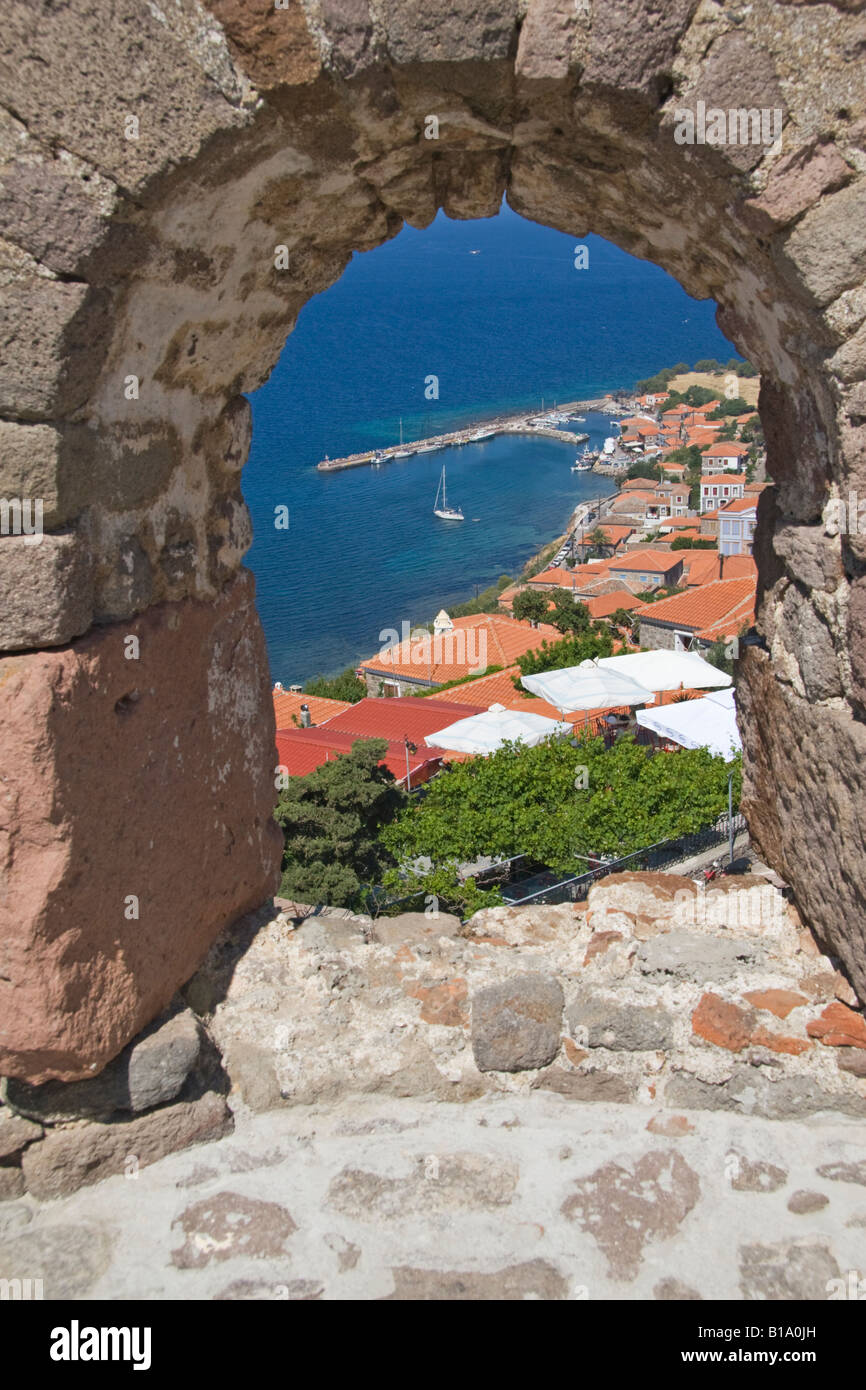 Vue sur Port de Molyvos Lesbos ( Mithymna ) du château de Grèce Banque D'Images