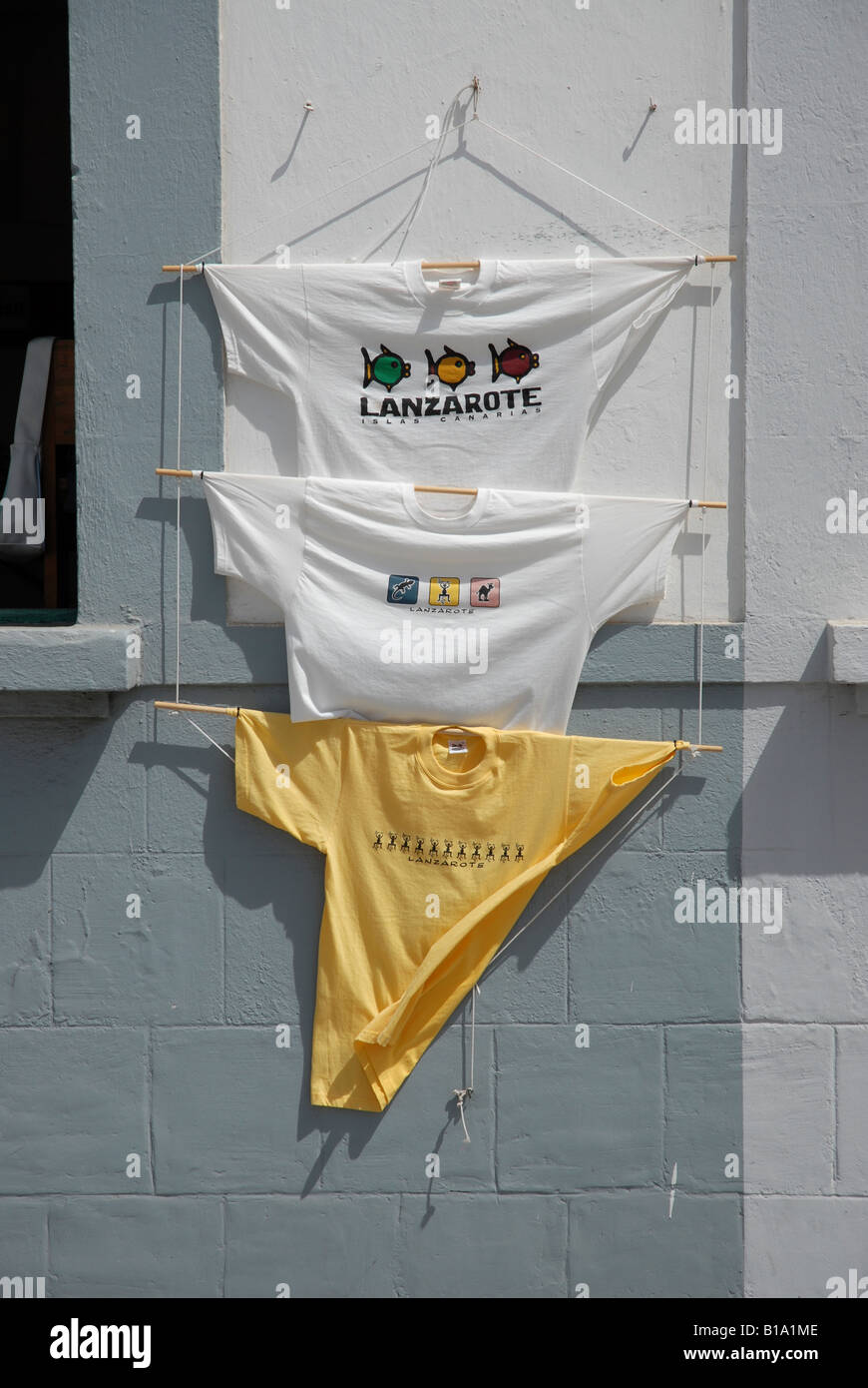 Tee shirts colorés sur l'écran dans le célèbre marché du dimanche de la ville historique de Teguise Lanzarote dans les îles Canaries Banque D'Images