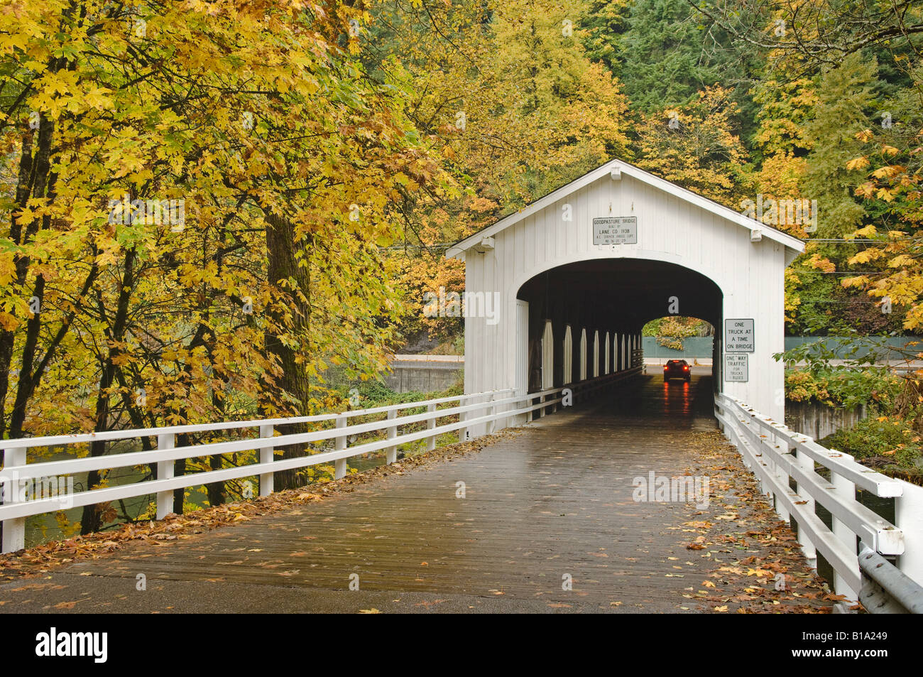 Pont couvert de Goodpasture sur la rivière McKenzie Lane County Oregon Banque D'Images