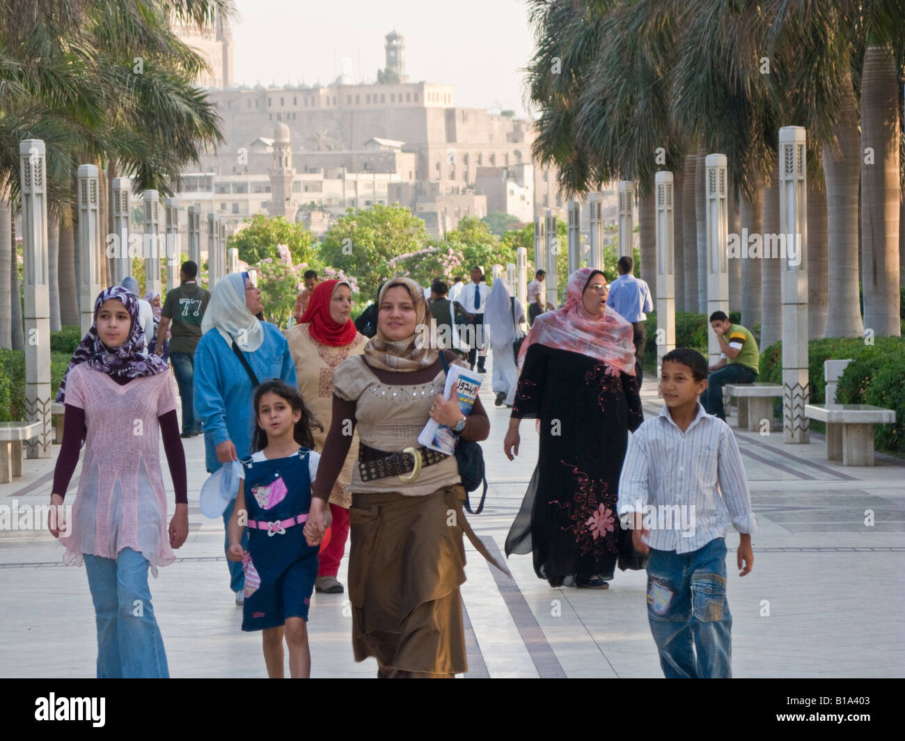 Les femmes voilées et les enfants se promener, Parc al-Azhar, Le Caire, Egypte Banque D'Images