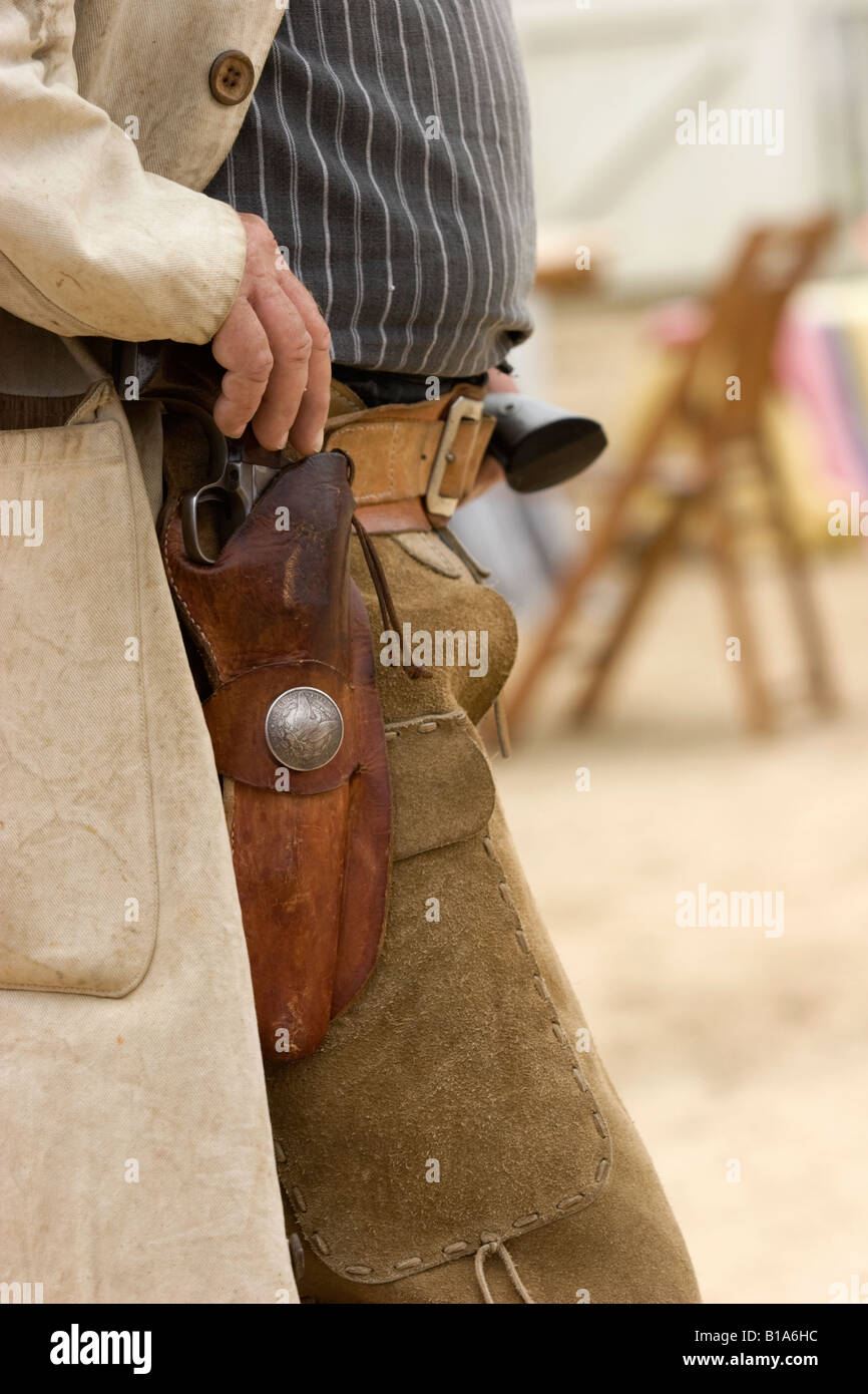 Gunfighter se prépare pour un tirage rapide au cours de wild west show reconstitution Banque D'Images