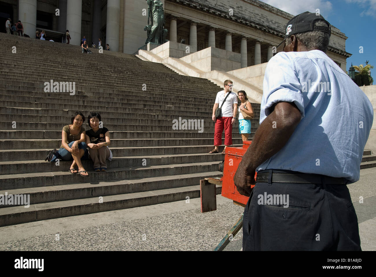 Vieil homme prend une photo d'une paire à La Havane, Capitolio Nacional Banque D'Images