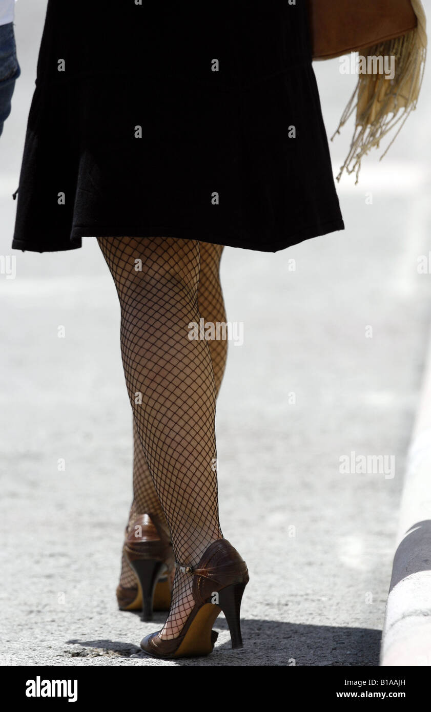 Sexy fille qui marche dans la rue avec ses jambes en bas résille Photo  Stock - Alamy