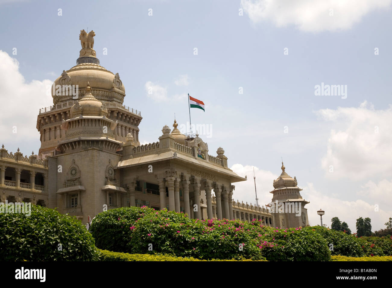Le Vidhana Soudha, le législatif de l'état du Karnataka, d'à Bangalore. C'est le plus grand édifice de l'Assemblée de l'état de l'Inde. Banque D'Images