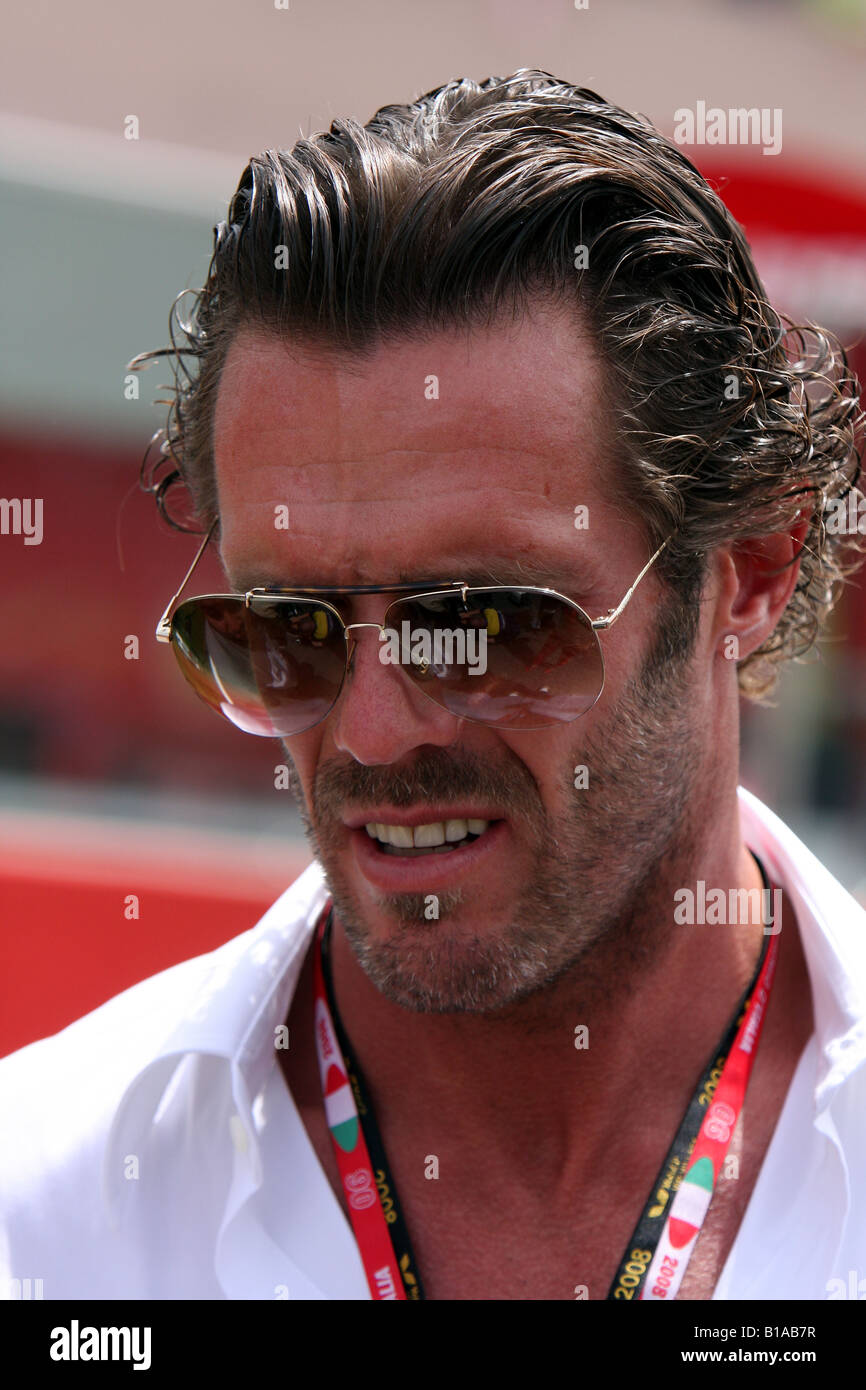 Le cycliste italien Mario Cipollini sur la grille motogp mugello événement italien à Banque D'Images Le cycliste italien Mario Cipollini sur la grille motogp mugello événement italien à Banque D'Images
