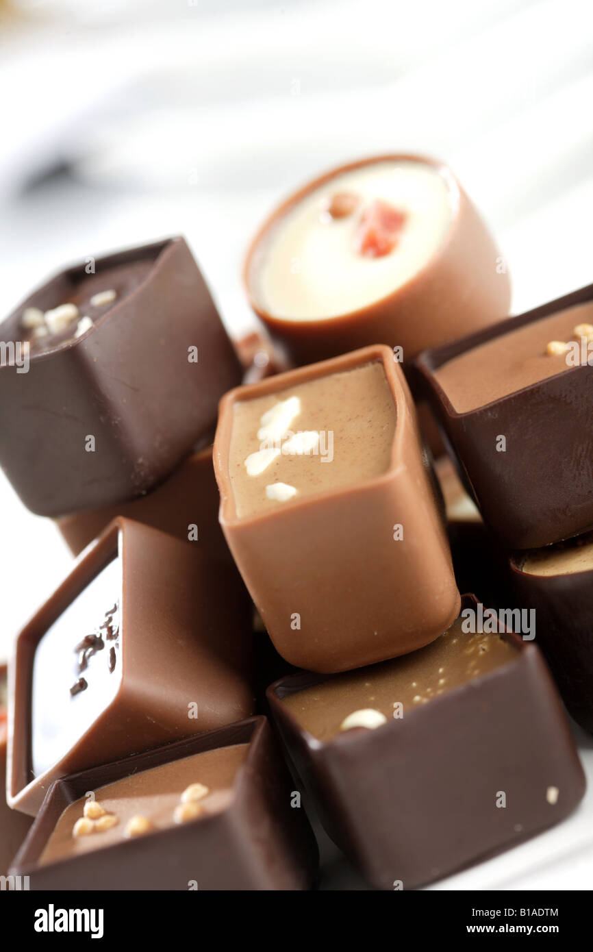 Close-up de chocolats assortis (vertical) Banque D'Images