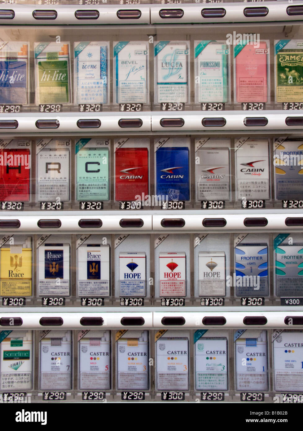 Les paquets de cigarettes dans un distributeur automatique au Japon Banque D'Images