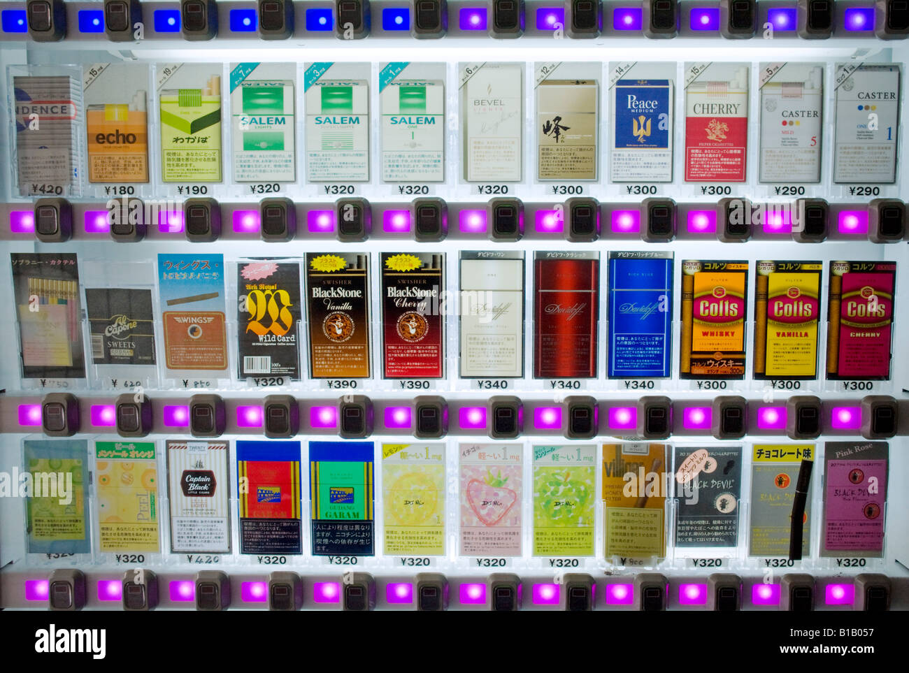 De nombreuses marques de cigarettes dans un distributeur automatique au Japon 2008 Banque D'Images