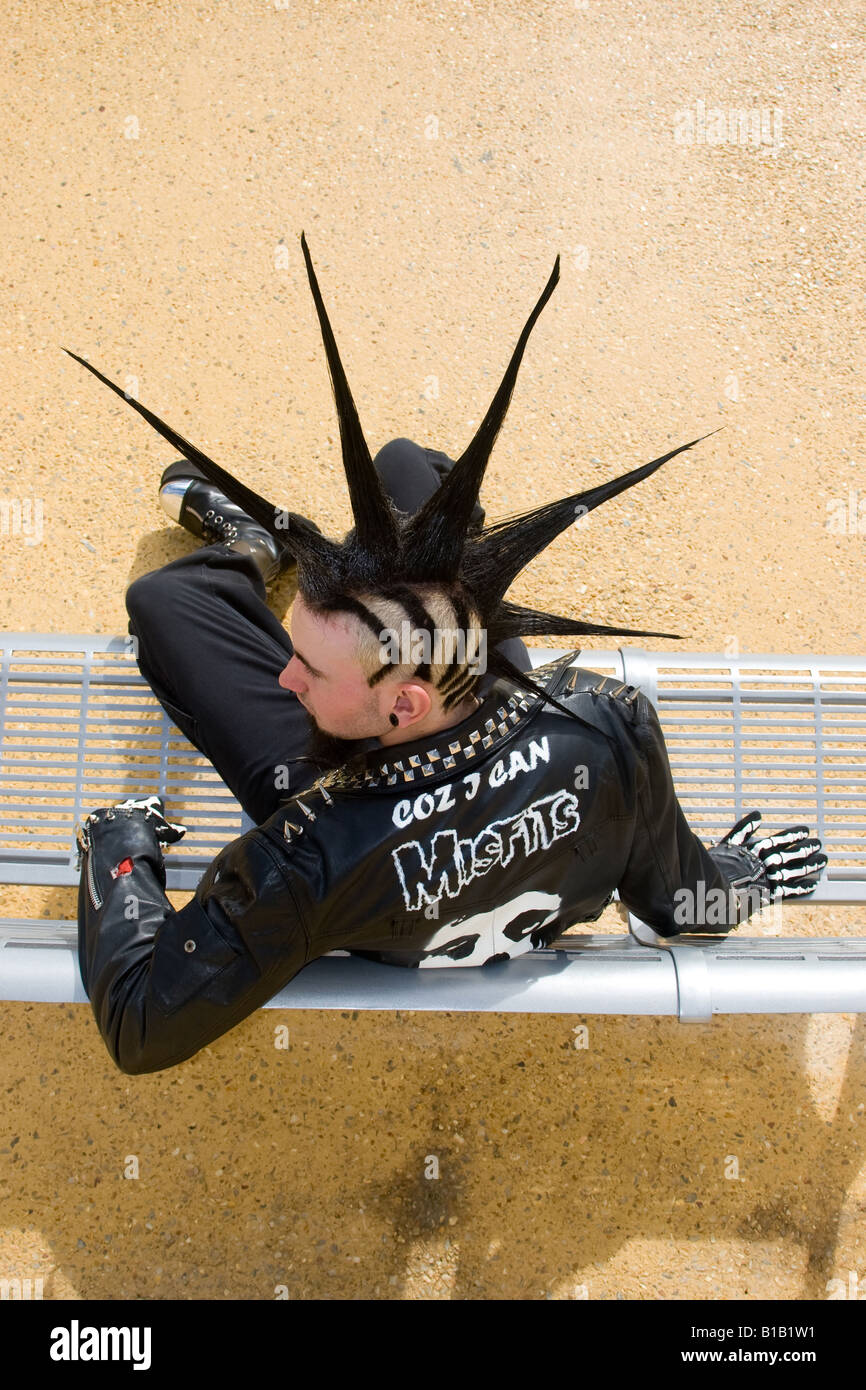 Adolescent avec Punk spikey hairstyle assis. Banque D'Images