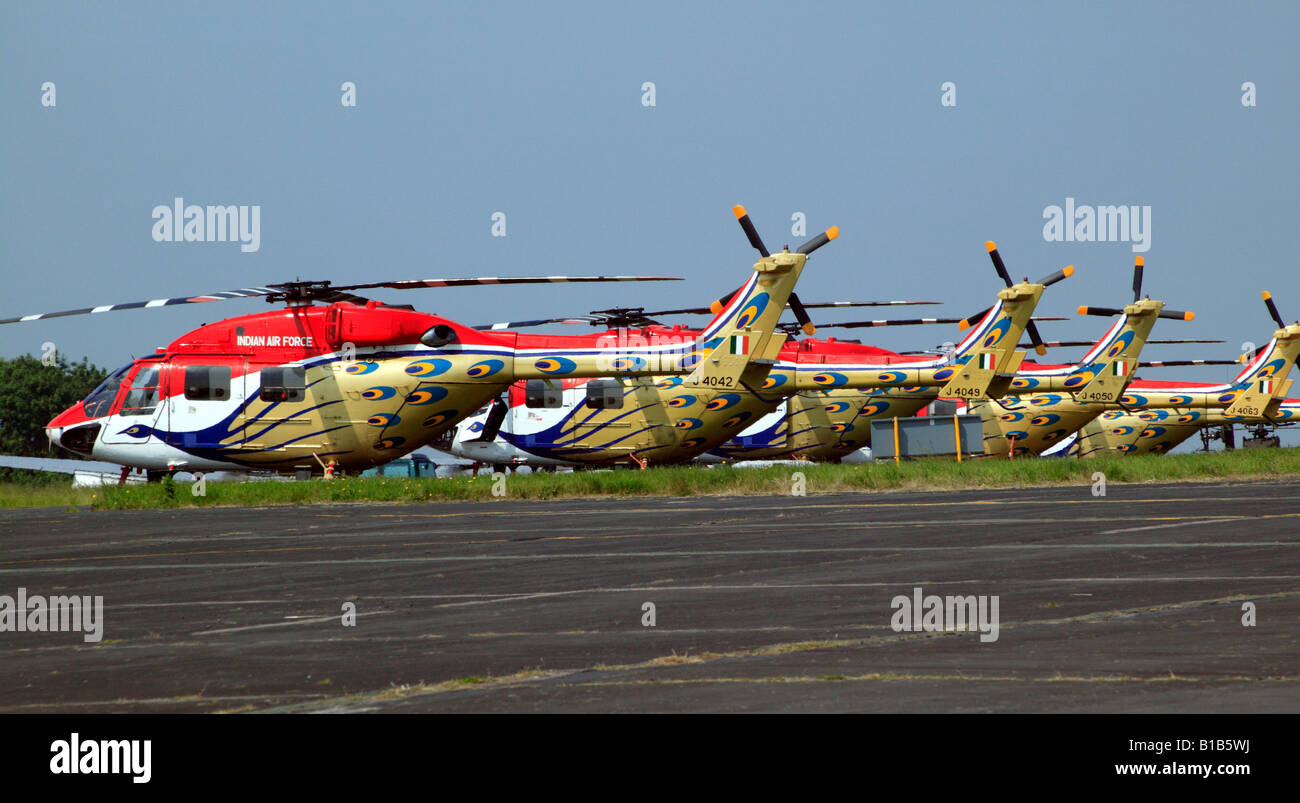 Appareils appartenant à l'hélicoptère Sarangs afficher-team faire leurs débuts au Biggin Hill International Air Fair 2008 Banque D'Images