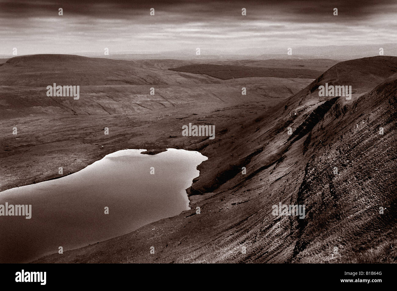 C'est un elveated vue plongeante sur le LLyn Y Fan Fawr réservoir dans la montagne noire. Banque D'Images