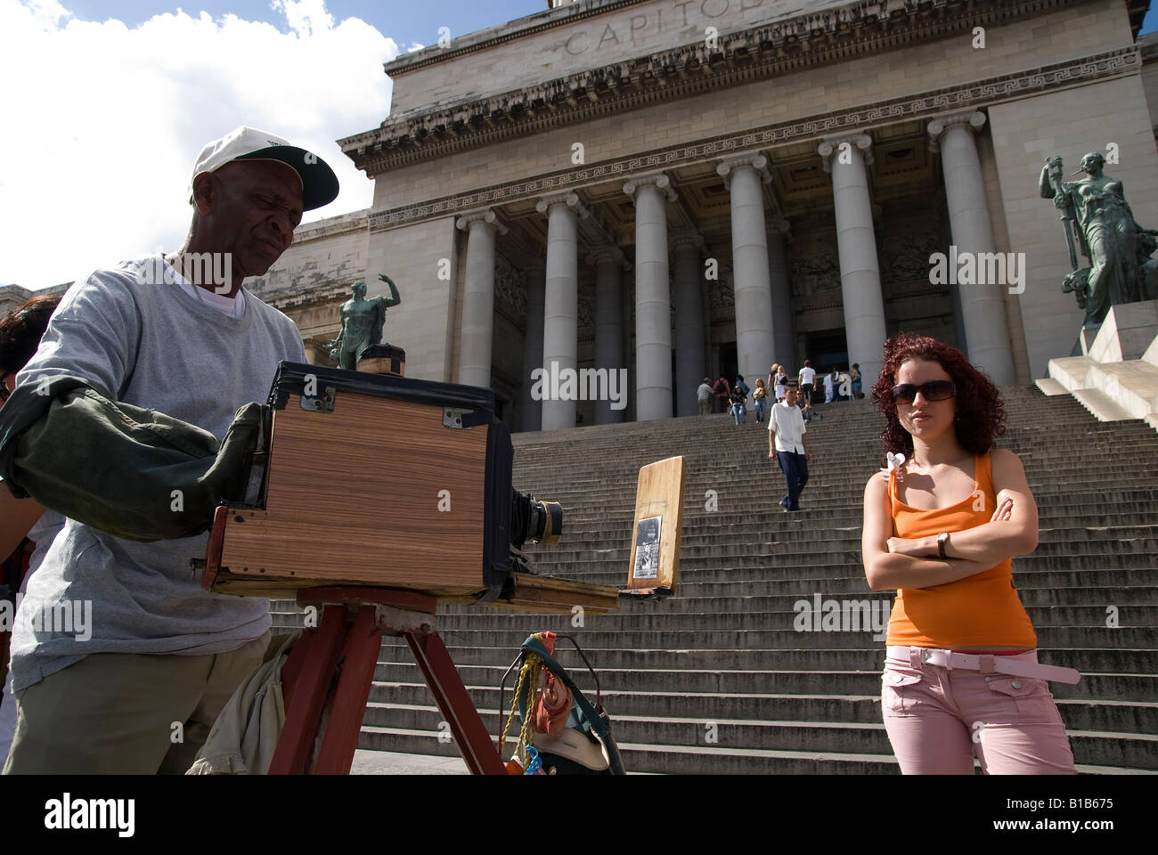 Vieil homme prend une photo d'une femme à La Havane, Capitolio Nacional Banque D'Images