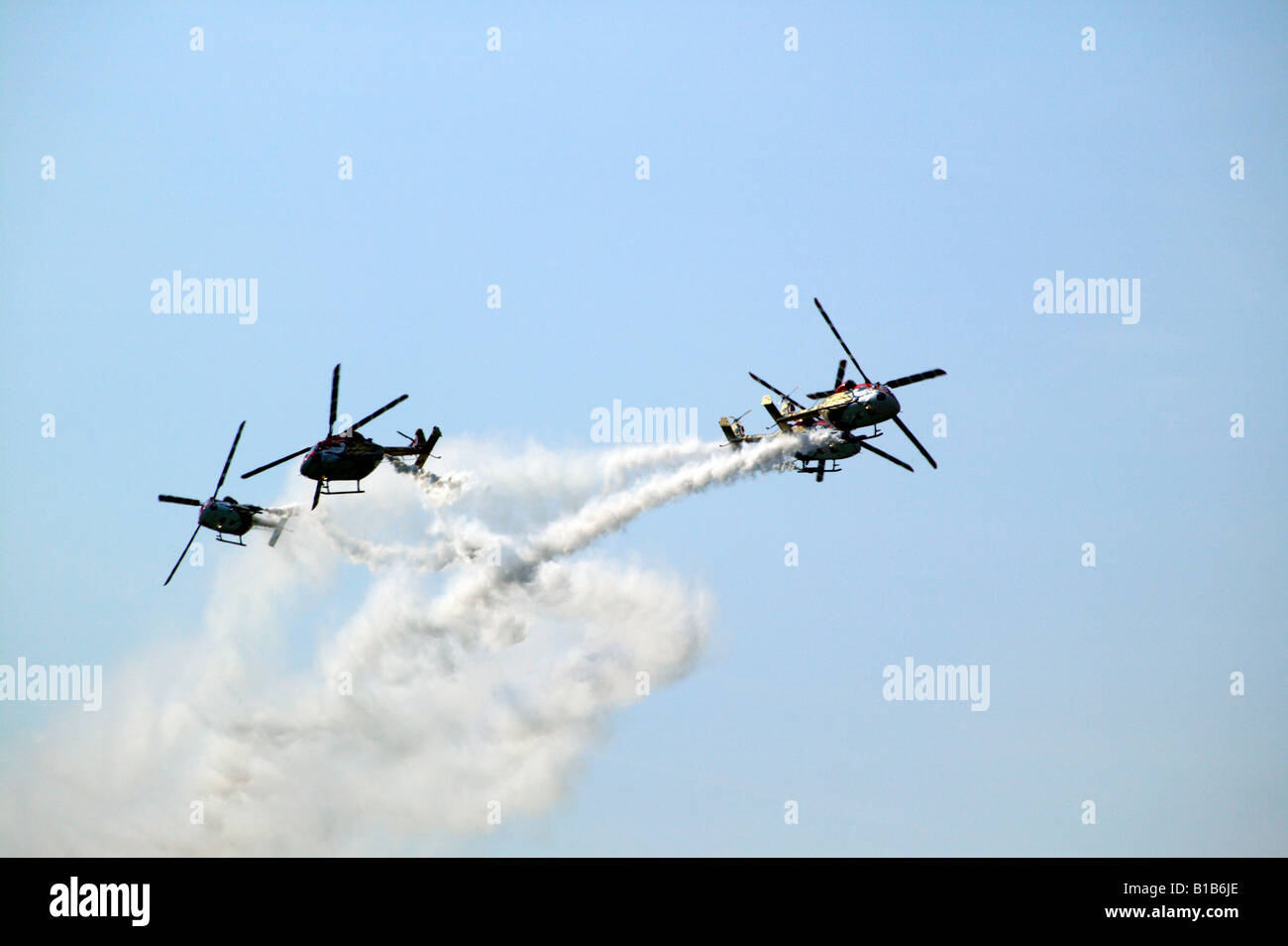 L'équipe display-hélicoptère Sarangs faire leurs débuts au Biggin Hill International Air Fair 2008 Banque D'Images