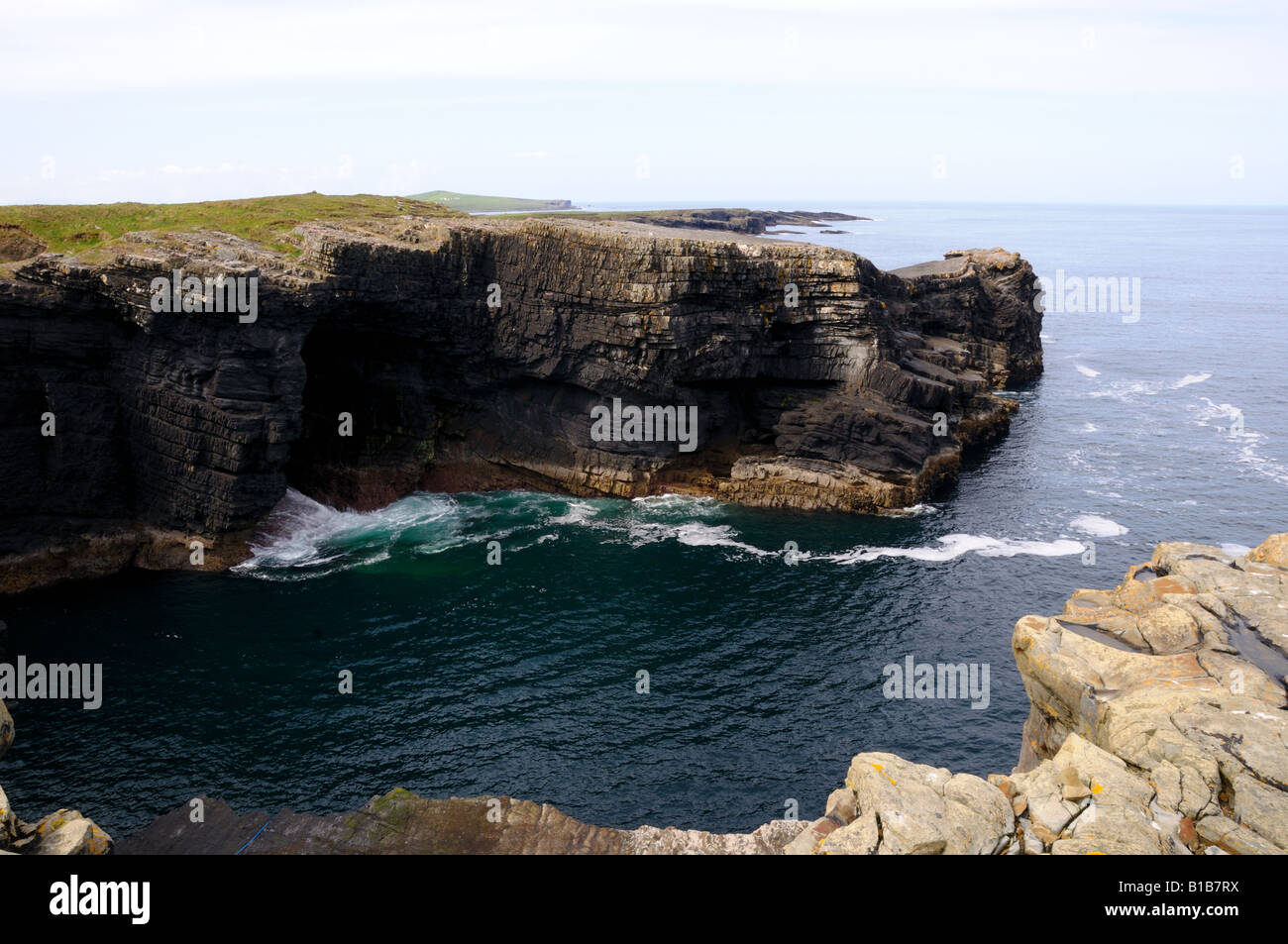 Falaise rocheuse à la côte atlantique de l'ouest de l'Irlande. Banque D'Images