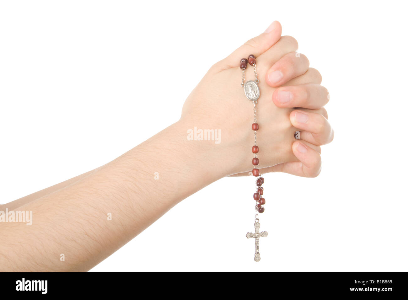 Fermé les mains en prière avec un rosaire isolé sur fond blanc Banque D'Images