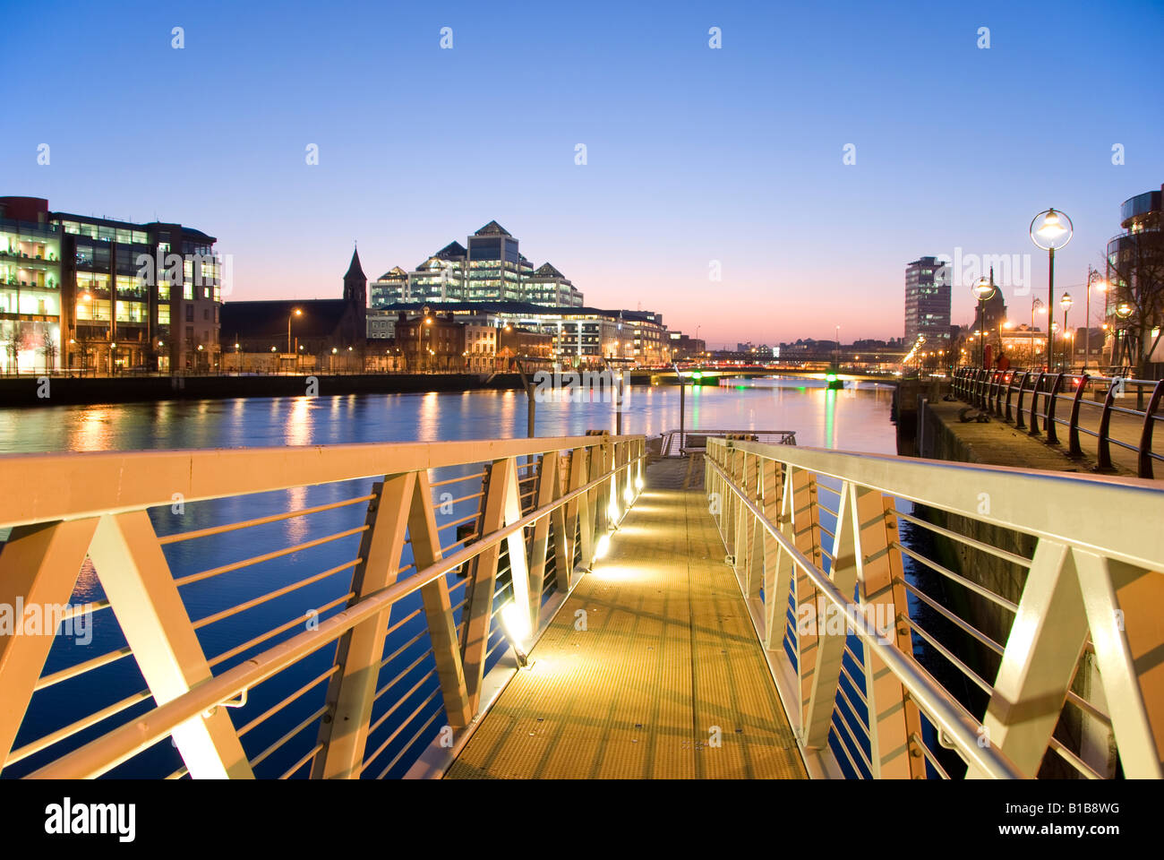Voir la soirée du centre-ville de Dublin de l'IFSC Skyline Banque D'Images
