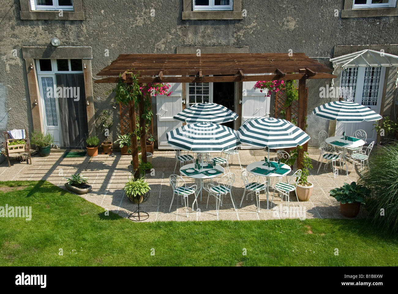 Stock photo de tables de restaurant à l'extérieur d'une chambre d'hotes dans la région de France Banque D'Images