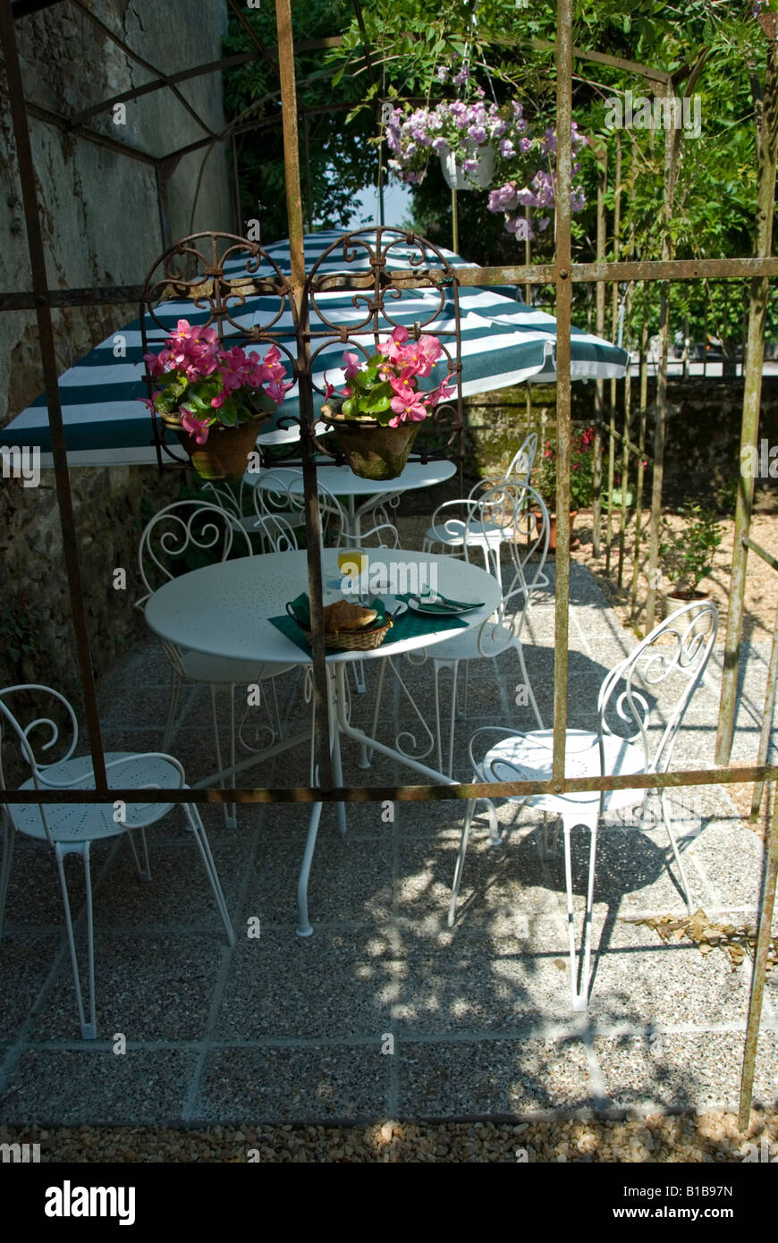 Stock photo d'une terrasse de café français Banque D'Images