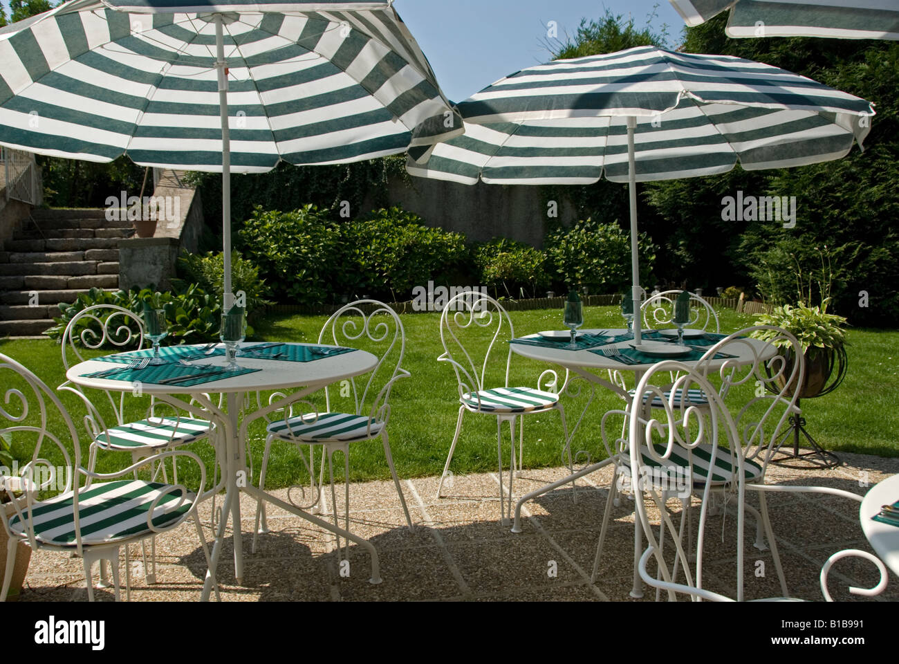 Stock photo de tables de restaurant à l'extérieur d'une chambre d'hôte dans la région de France Banque D'Images