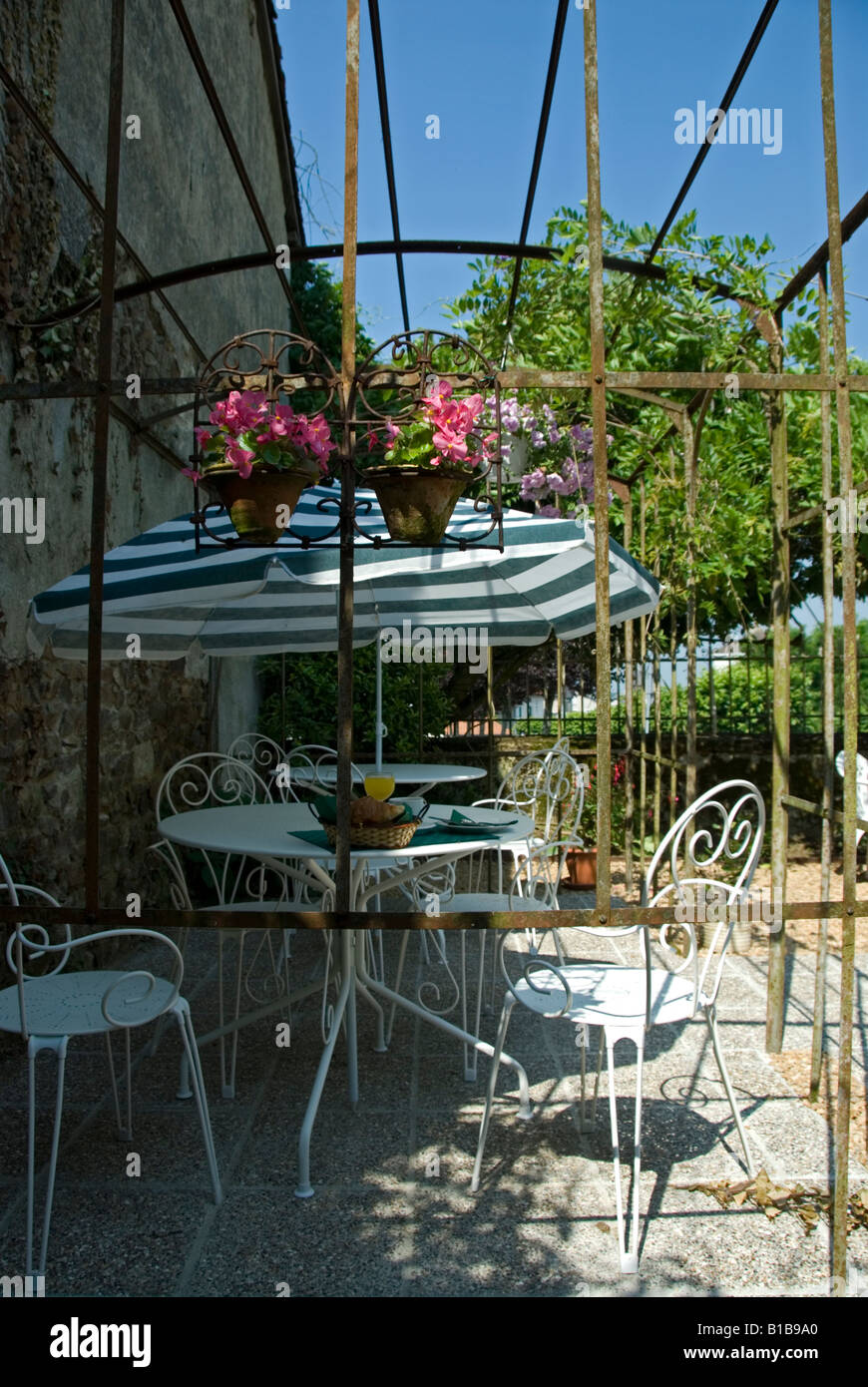 Stock photo d'un café terrasse La photo a été prise dans le village de Mézières sur Issoire Banque D'Images