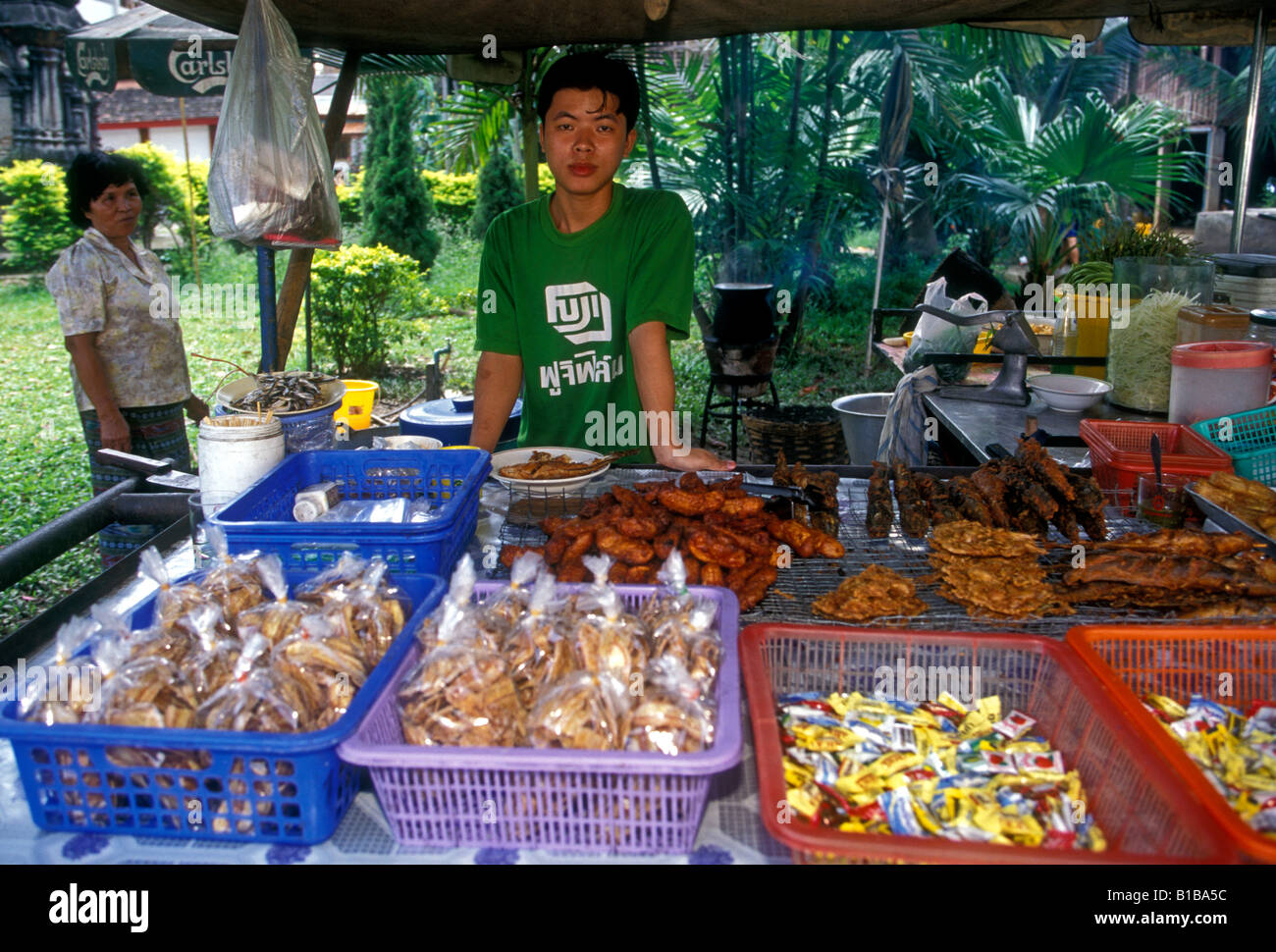 Thai man, vendeur de rue, de l'alimentation, de la nourriture, de la viande grillée, grillades, Chiang Mai, la province de Chiang Mai, Thaïlande, Asie Banque D'Images