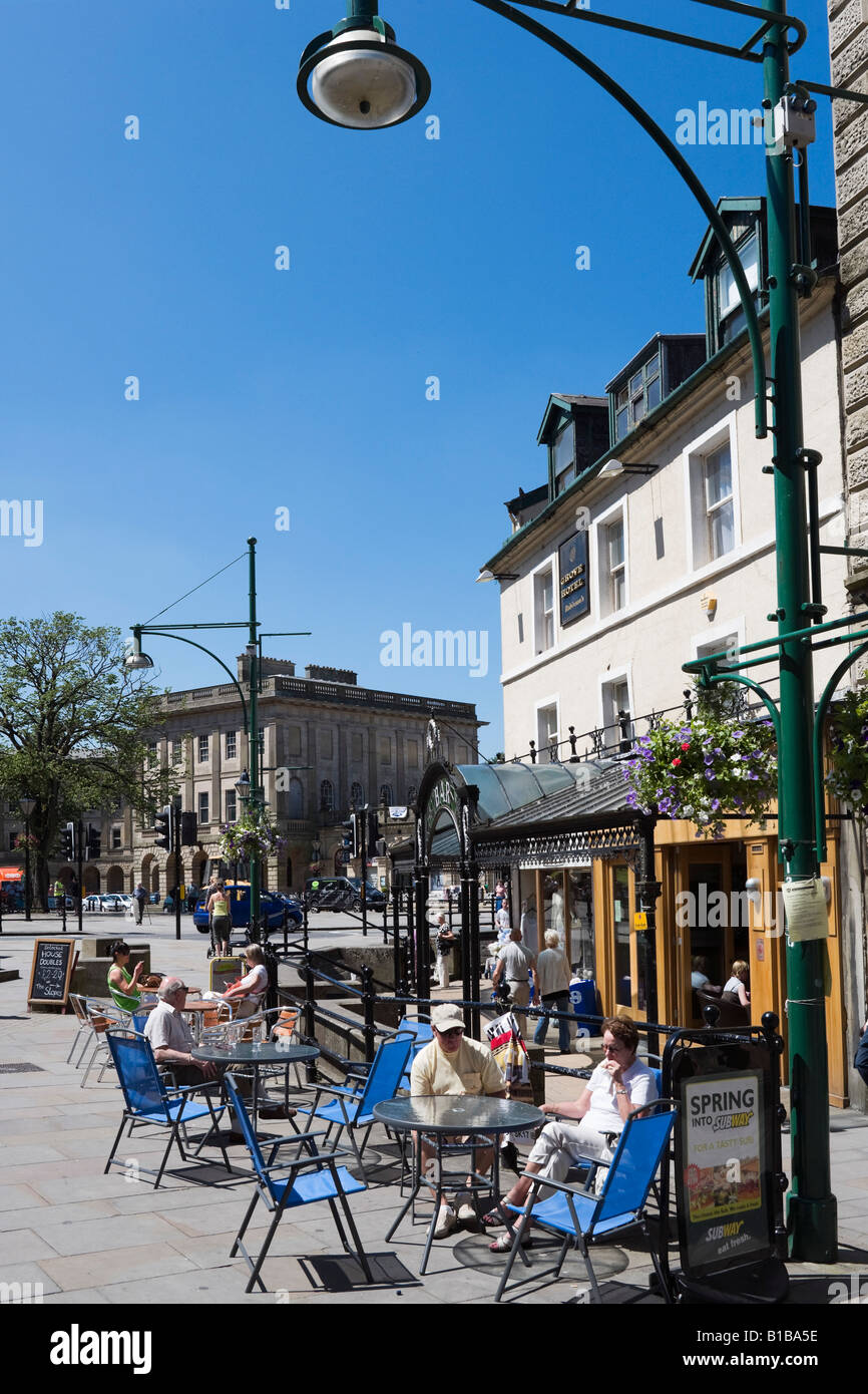 Cafe de la chaussée dans Spring Gardens, Buxton, Peak District, Derbyshire, Angleterre Banque D'Images