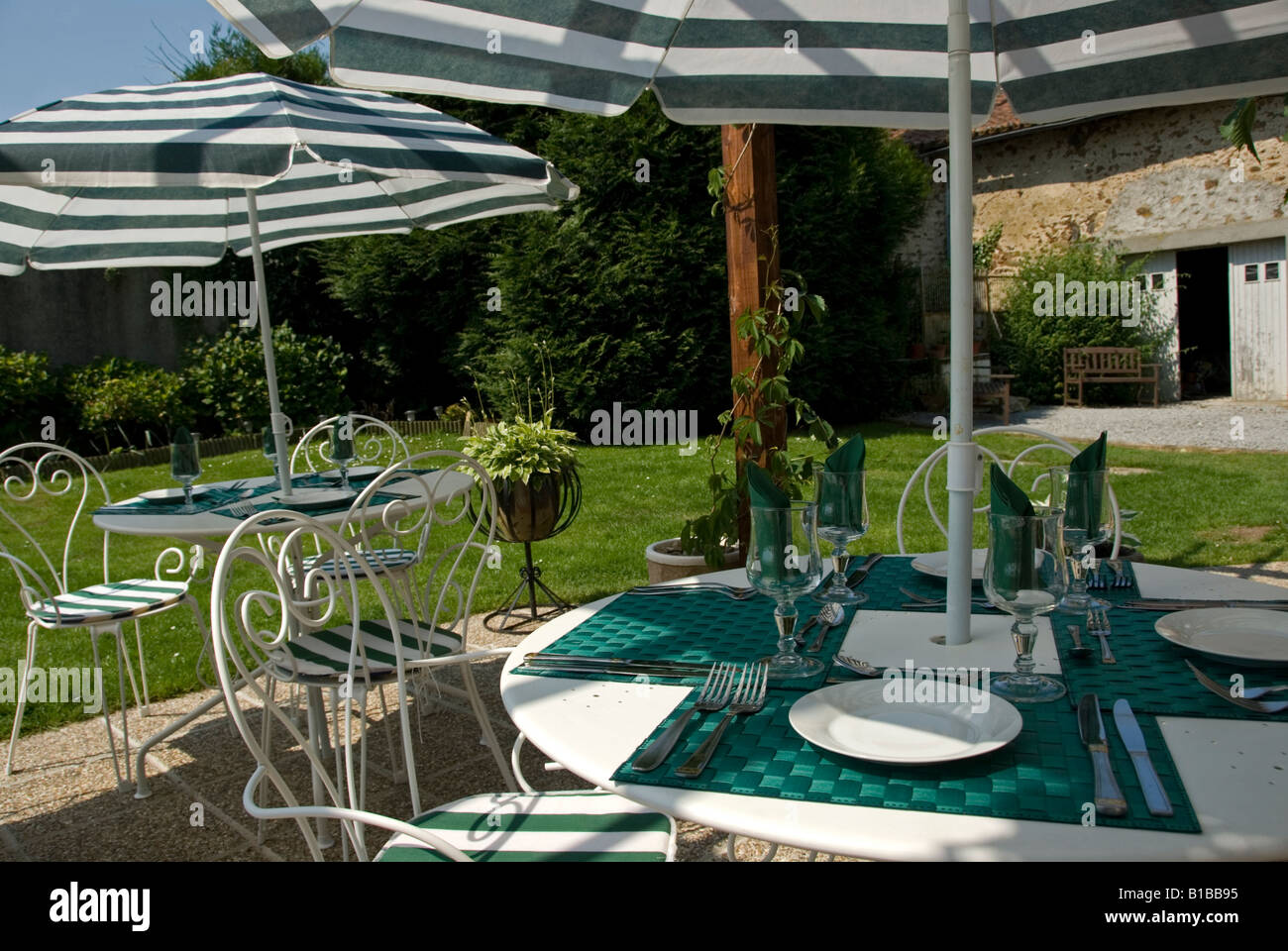 Stock photo de tables de restaurant à l'extérieur d'une chambre d'hôte dans la région de France Banque D'Images