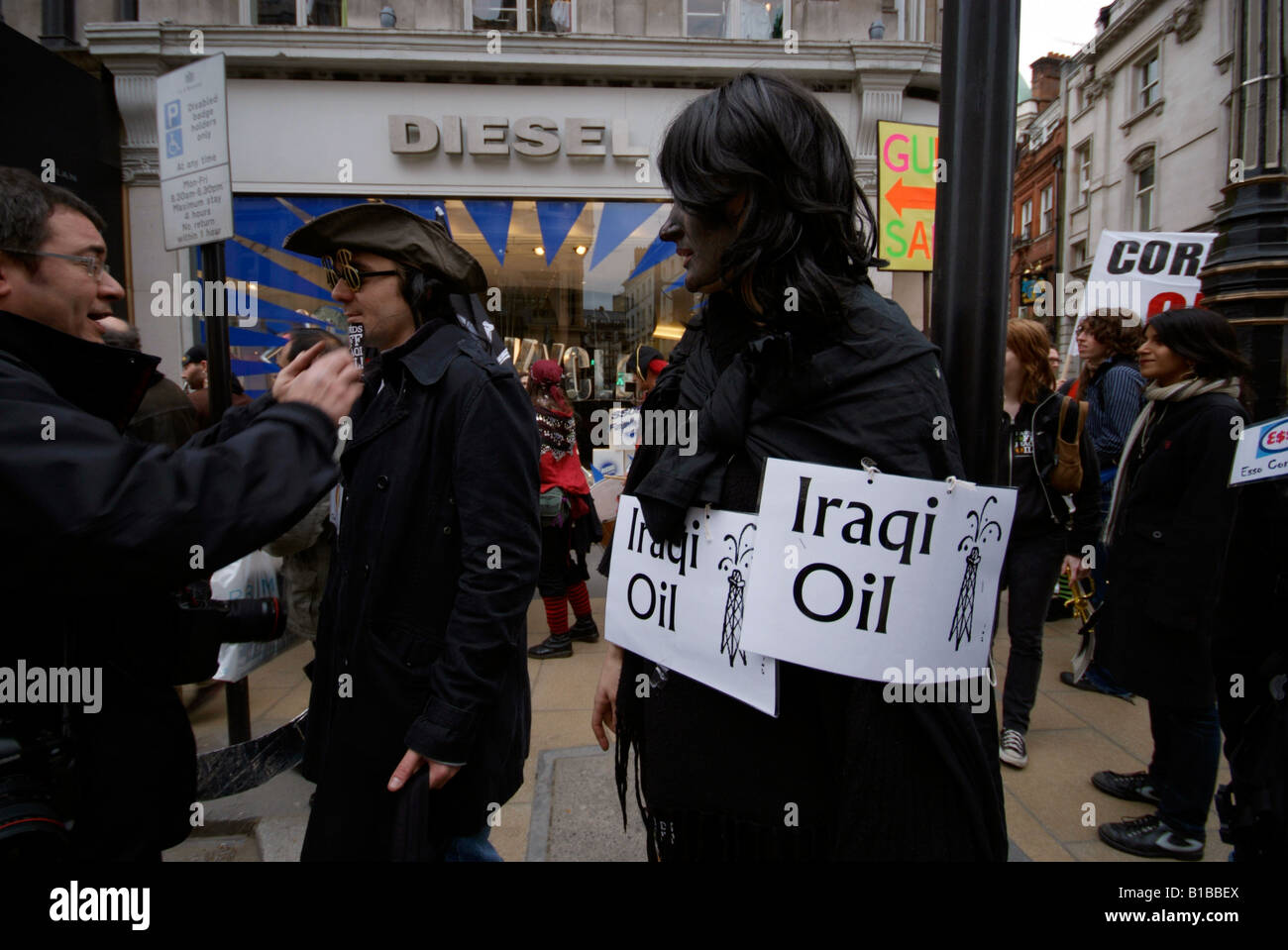 Des manifestants anti guerre en Irak se réunissent à Londres pour protester contre la saisie des réserves de pétrole de l'Iraq à la suite de l'invasion de la coalition Banque D'Images