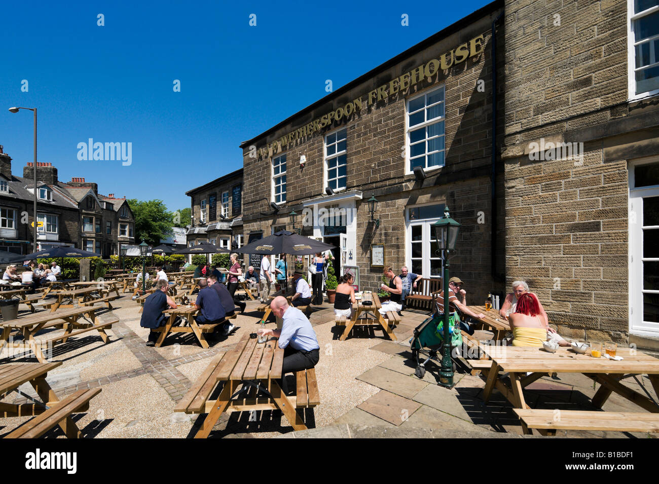Le pont Wye House Pub Wetherspoons, Buxton, Peak District, Derbyshire, Angleterre Banque D'Images