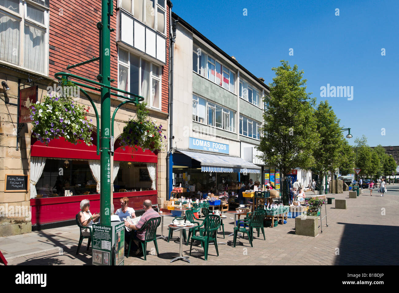 Café et boutiques dans Spring Gardens, Buxton, Peak District, Derbyshire, Angleterre Banque D'Images