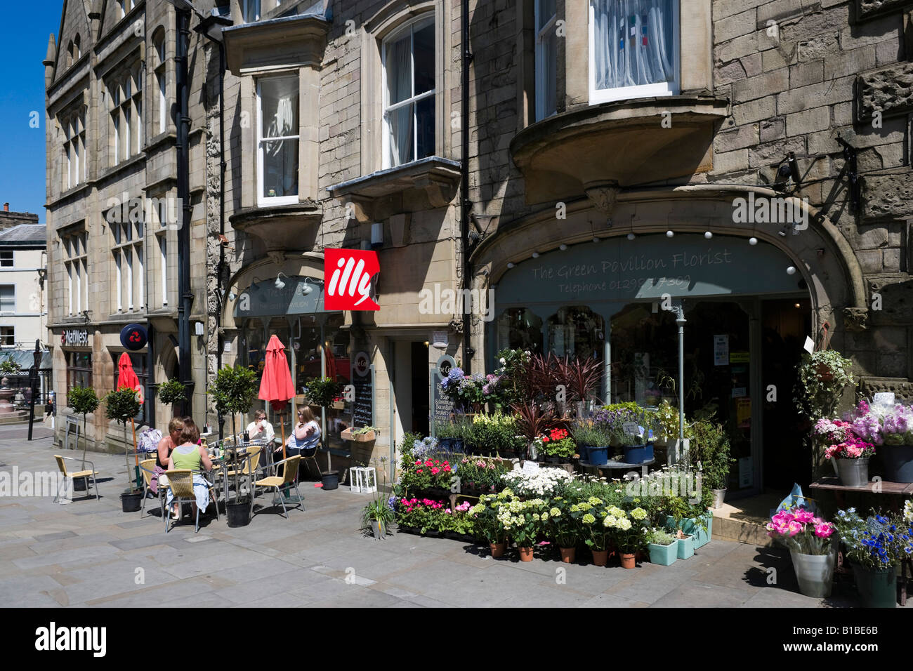 Café et boutique de fleur dans le centre, Buxton, Peak District, Derbyshire, Angleterre Banque D'Images
