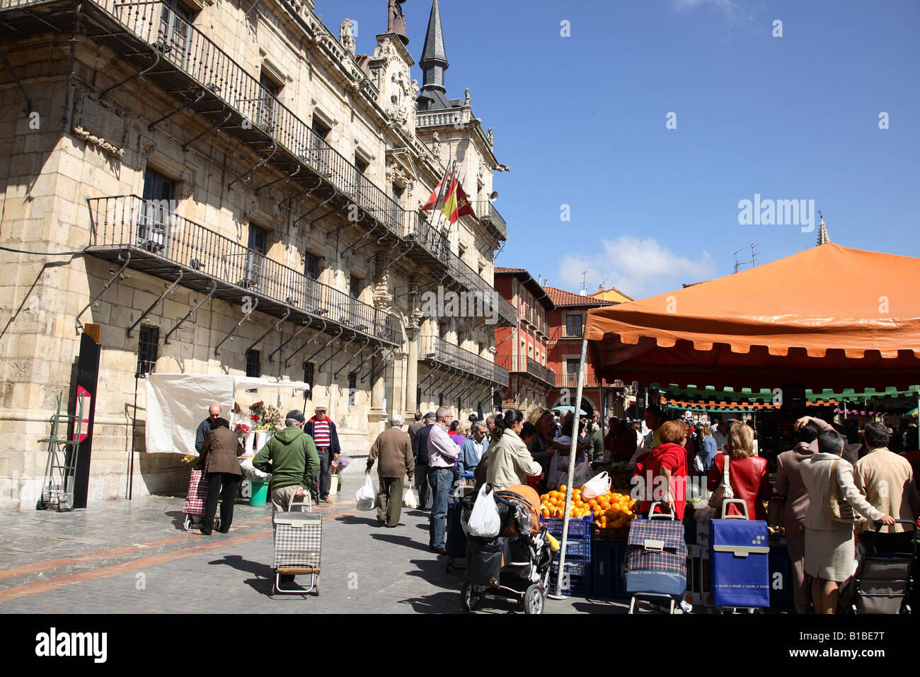 Leon marché dans la place principale Plaza Mayor, Leon, Espagne Banque D'Images