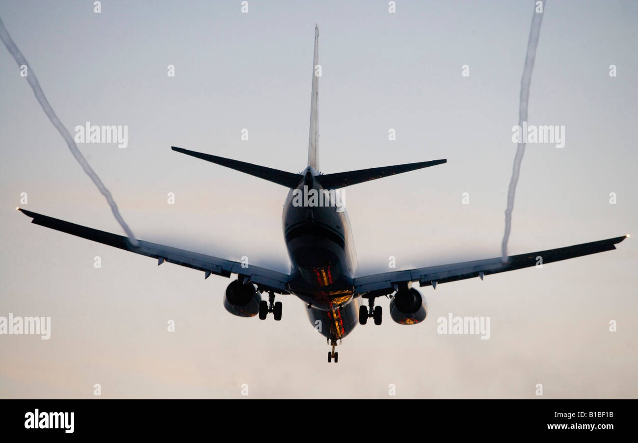 Avion air jet arrive quitte l'aéroport international de LAX Los Angeles California USA au crépuscule coucher du soleil Banque D'Images