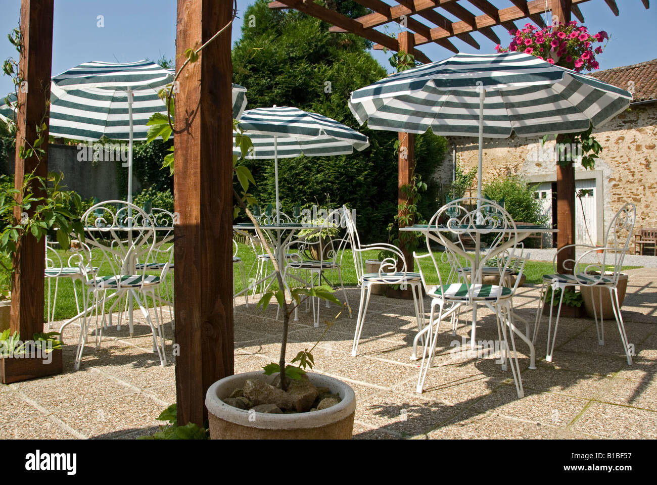 Stock photo de tables de restaurant à l'extérieur d'une chambre d'hotes dans la région de France Banque D'Images