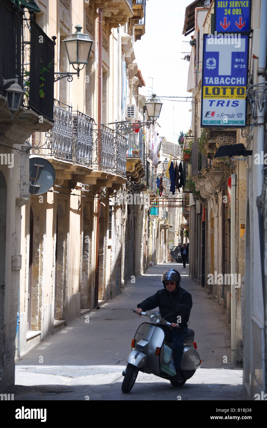 Rue étroite de Piazza Pancali, Ortigia, Isola di Ortigia, Syracuse, Sicile, Italie Banque D'Images