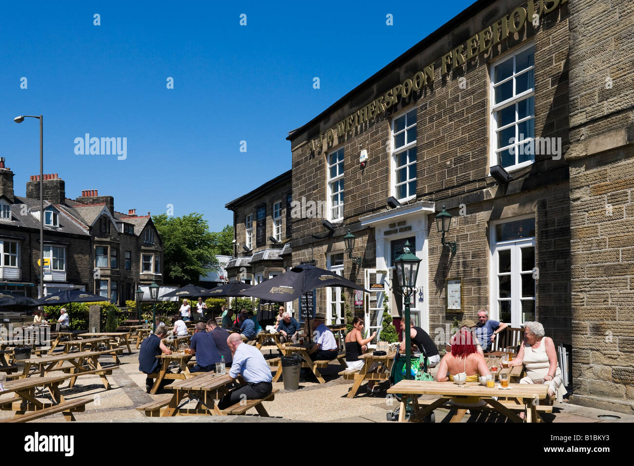 Le pont Wye House Pub Wetherspoons, Buxton, Peak District, Derbyshire, Angleterre Banque D'Images