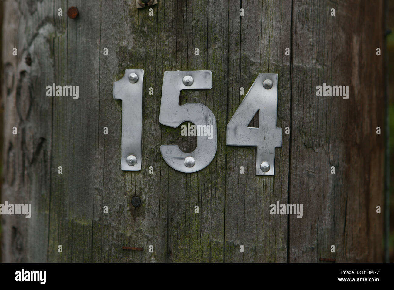 Numéro 154 métal bois cloué Banque D'Images