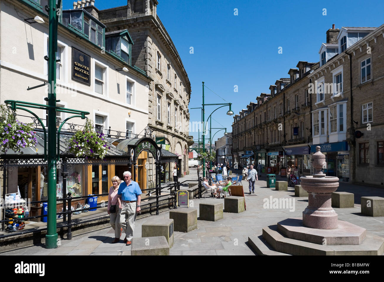 Zone piétonne et commerçante de Spring Gardens, Buxton, Peak District, Derbyshire, Angleterre Banque D'Images