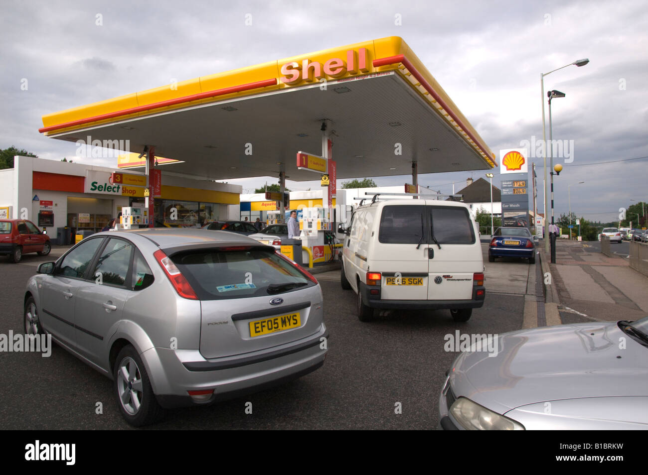 La file d'automobilistes concernés pour le carburant à l'extérieur d'une station d'essence Shell, le 11 juin 2008, Croxley Green, Watford, Royaume-Uni 4/5 Banque D'Images