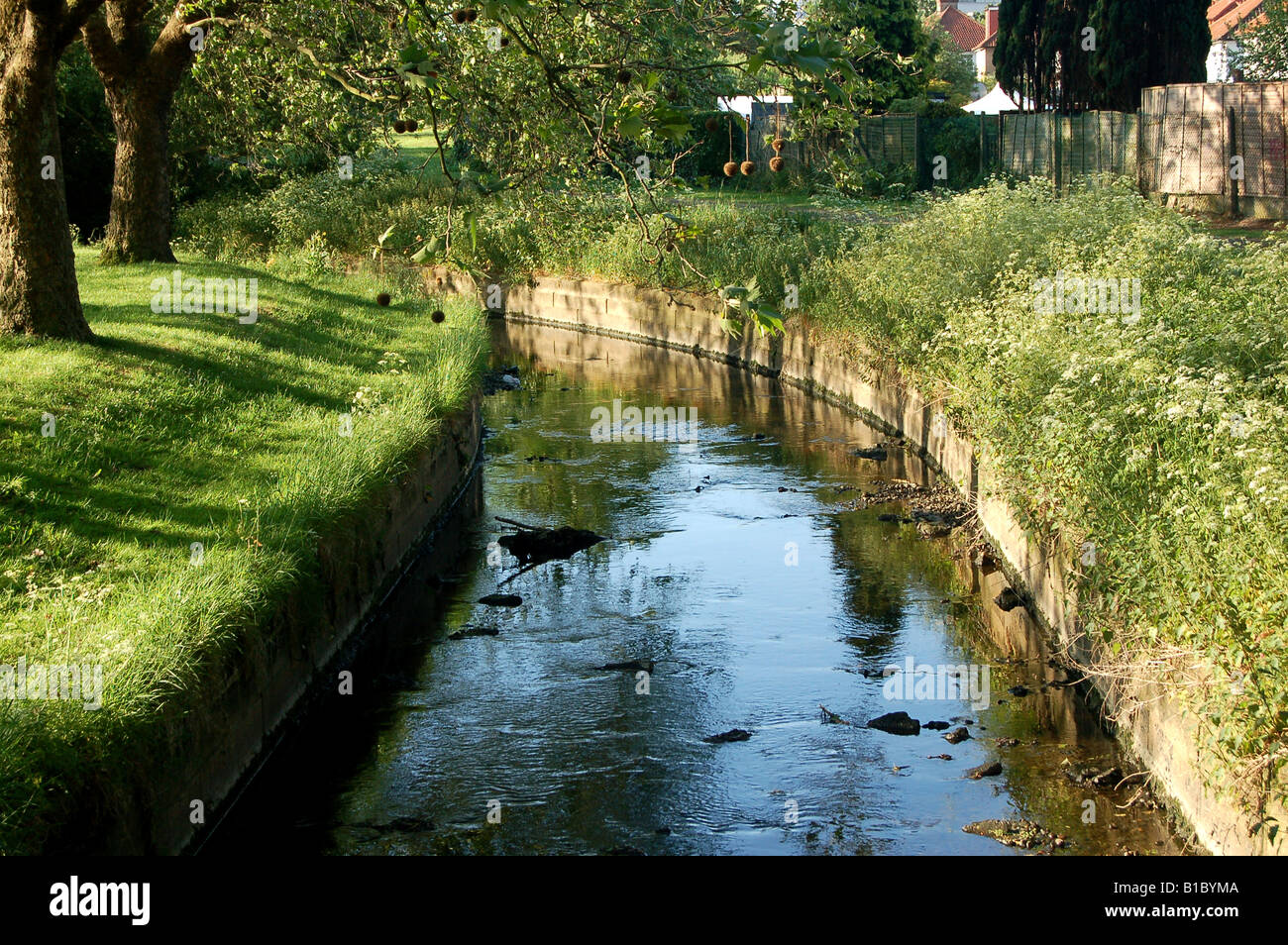 Un canal qui coule dans la région de Barnet, Barnet, London Pk Banque D'Images