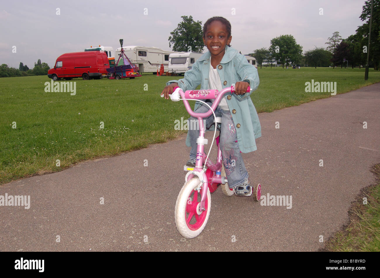 Smiling afro-caraïbes sur le vélo enfant Banque D'Images