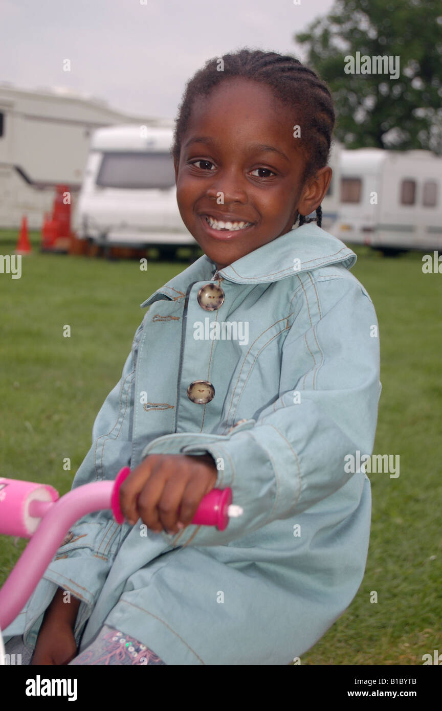 Beautiful smiling afro-caribéenne girl on bike Banque D'Images