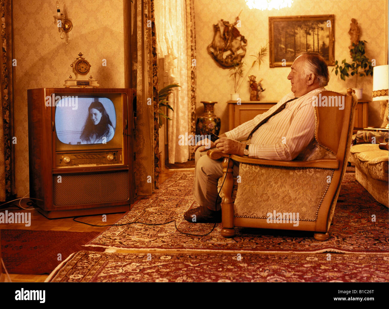Old man is viewing television at home Banque de photographies et d'images à  haute résolution - Alamy