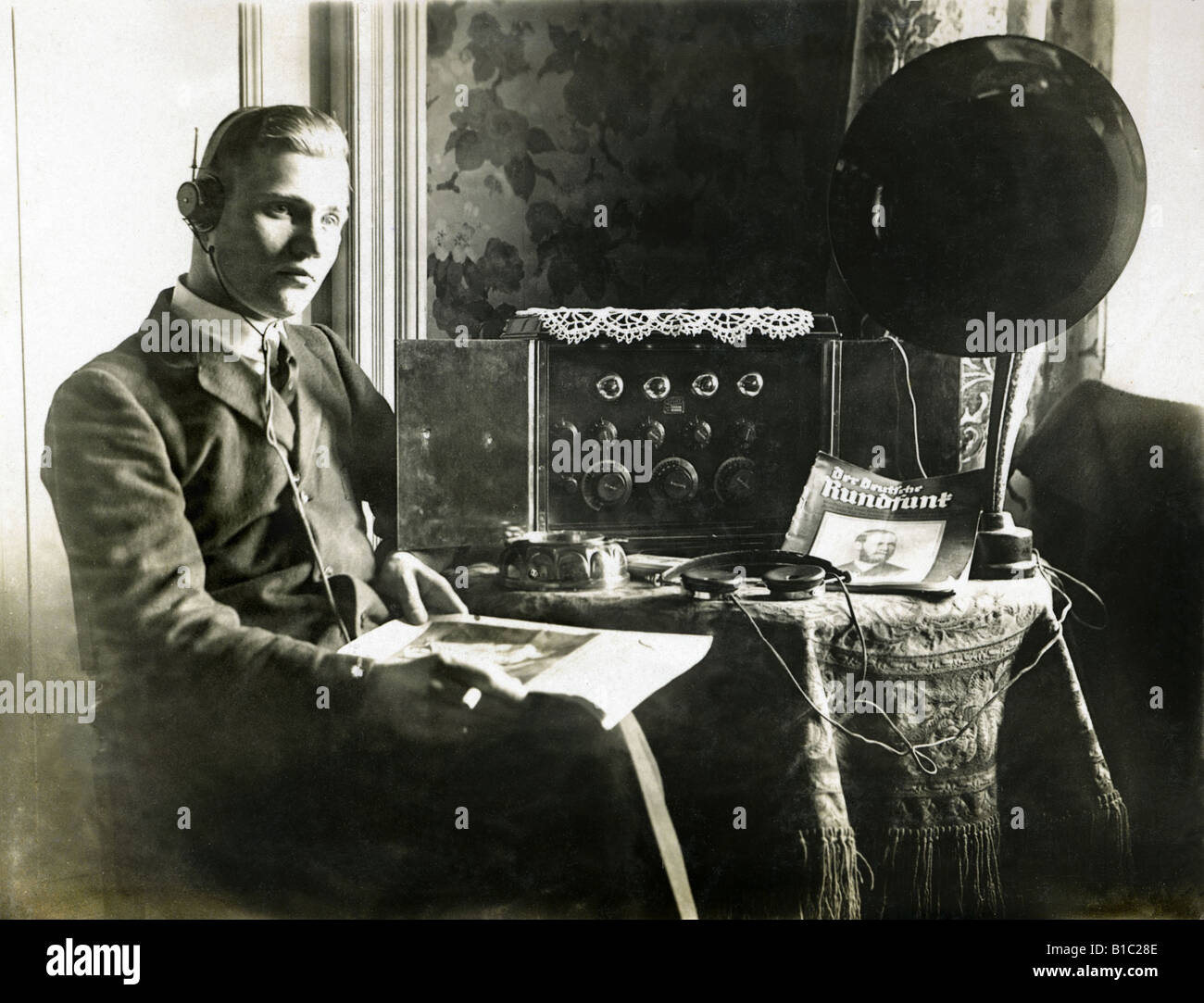 Broadcast, radio, auditeurs, homme écoute le récepteur radio Seibt, Allemagne, 1923, Banque D'Images