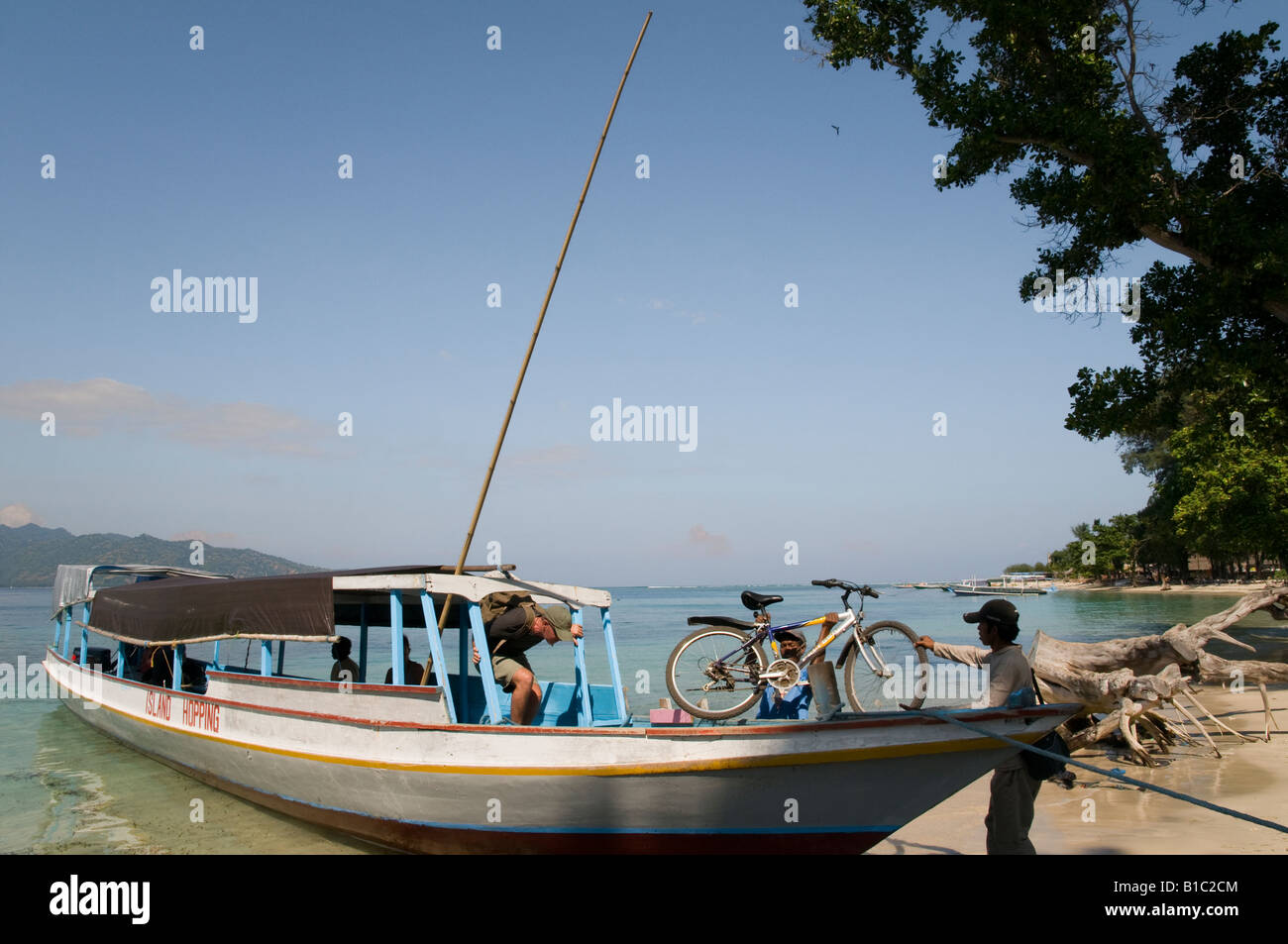 Indonésie Lombok Gili Air location d'être déchargées de bateau public venant de la partie continentale de Lombok Banque D'Images