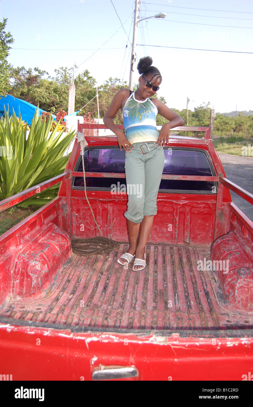 Afr-caribbean girl posing in van Banque D'Images