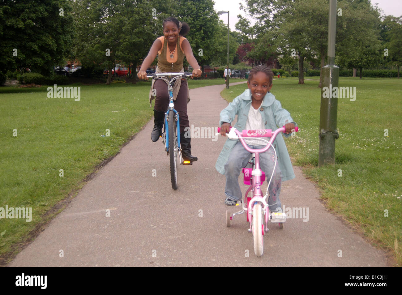 Smiling afro-caraïbes sur les vélos enfants Banque D'Images