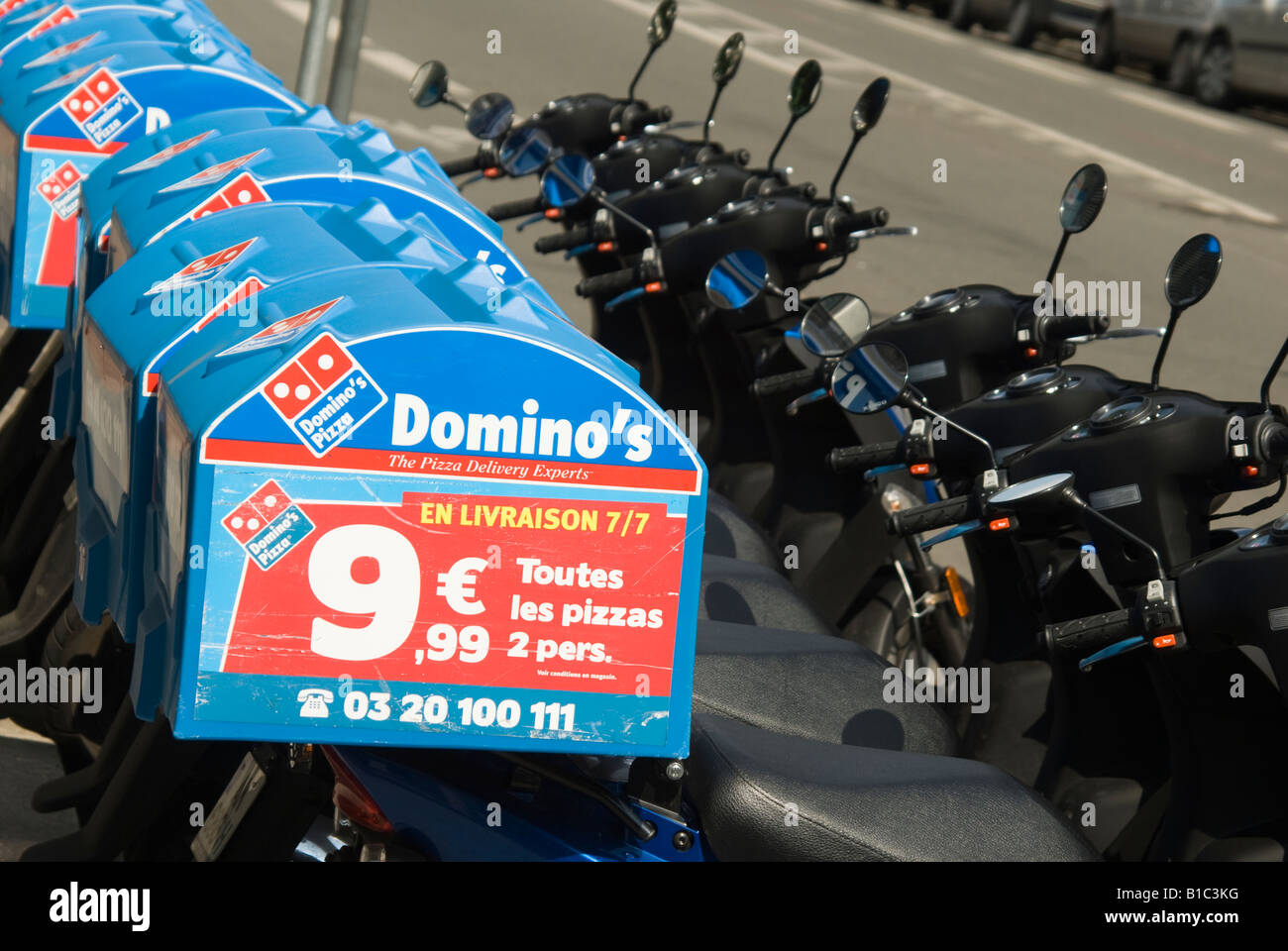 Rangée de Dominos Pizza scooters livraison Lille France Photo Stock - Alamy