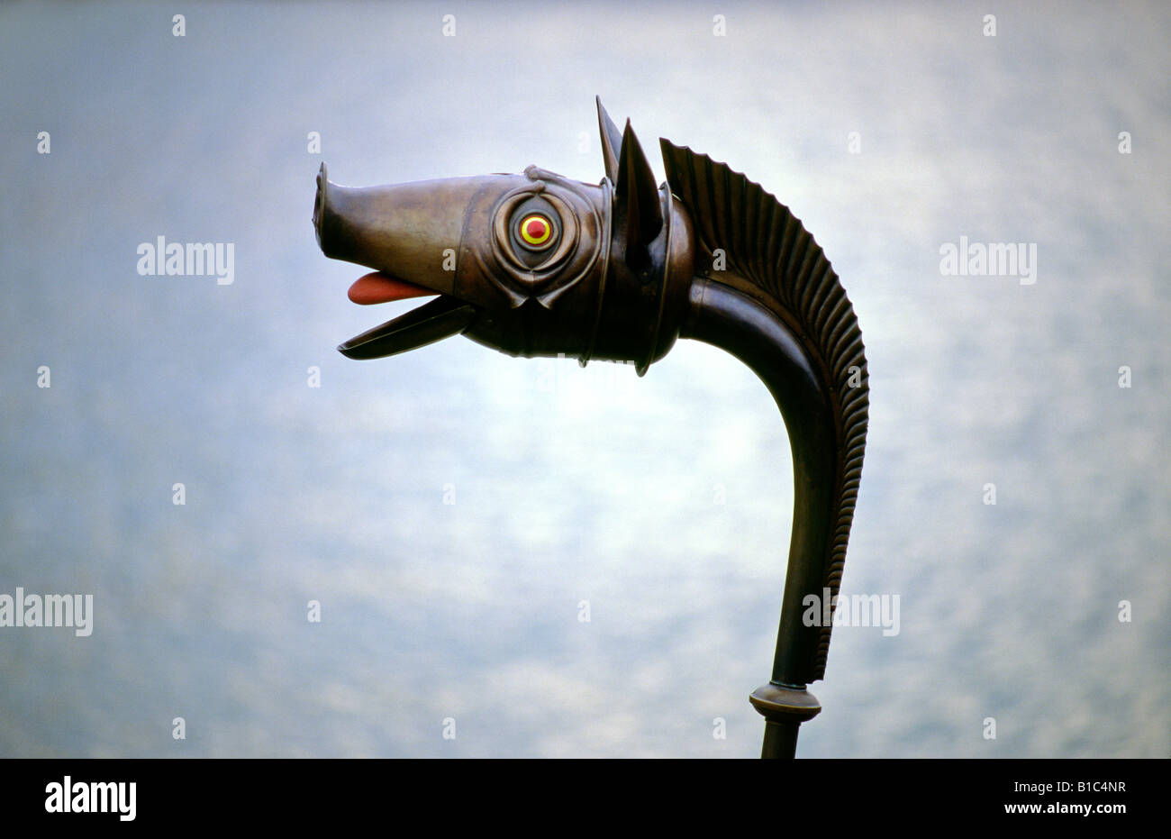 Reconstruction de l'âge du fer celtique carnyx trouvés à Deskford, Aberdeenshire, Ecosse. Tête de sanglier embouchure de la trompette de guerre en bronze Banque D'Images